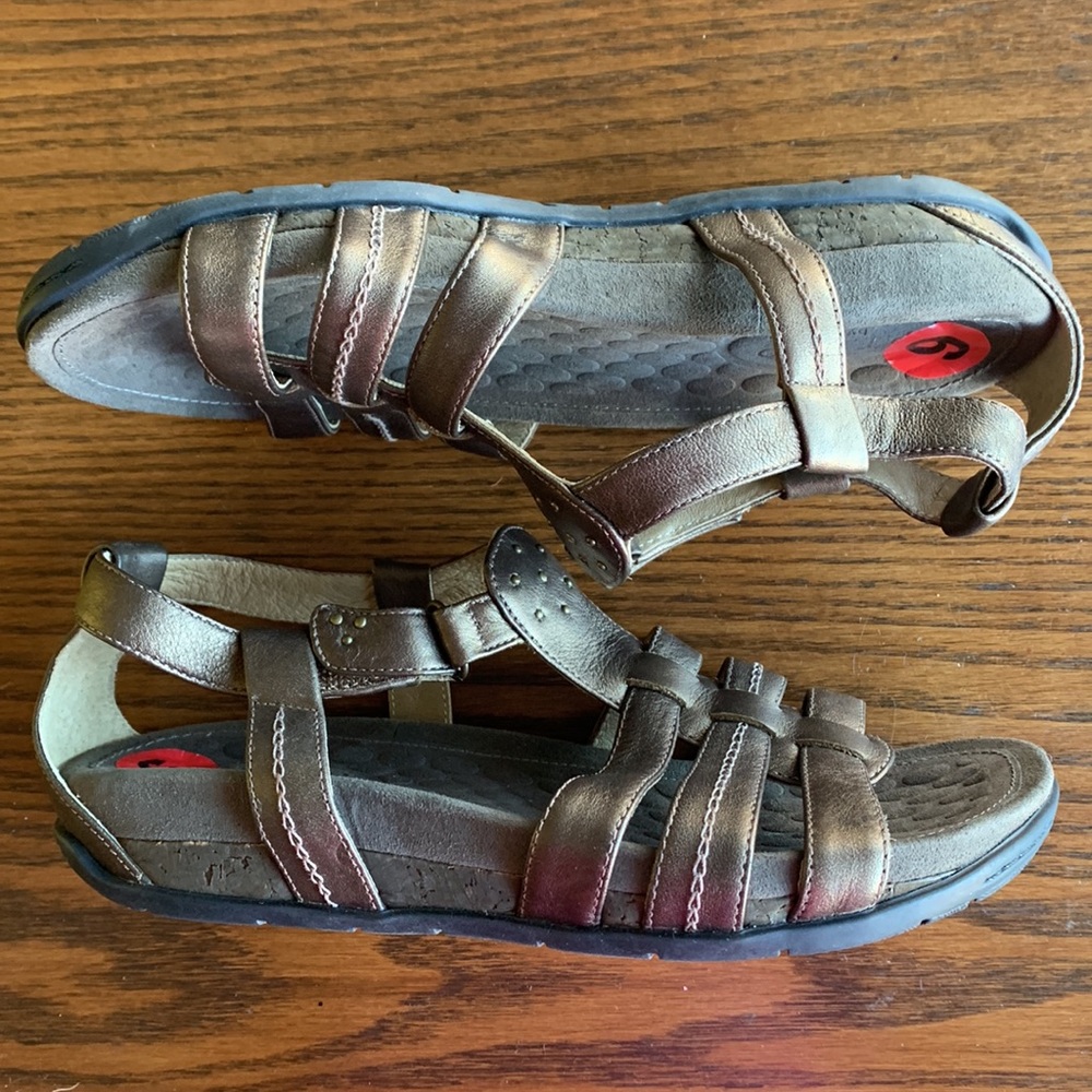 Clarks bronze brown leather cushioned footbed sandals NWOT